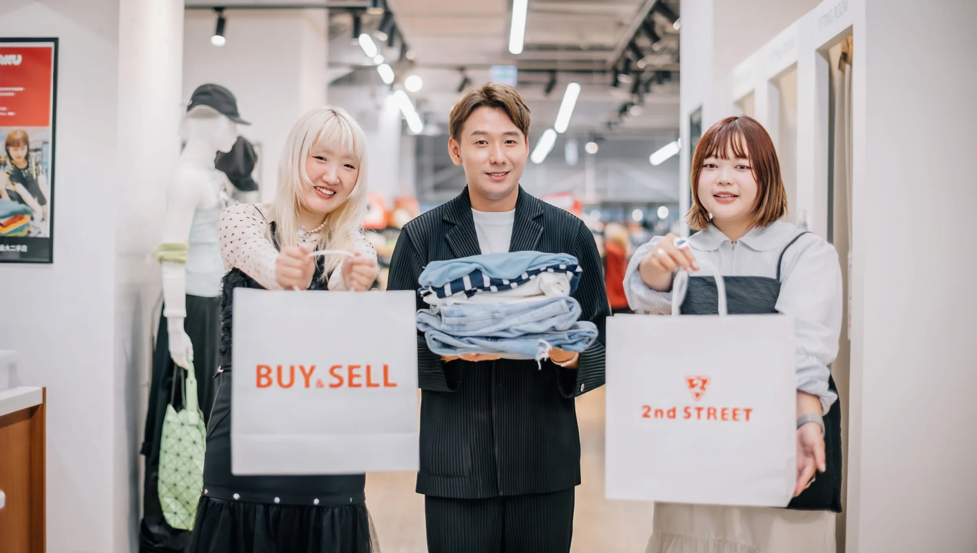 2nd STREET 門市夥伴手持購物袋合照