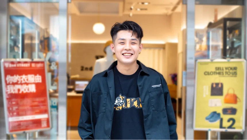 香港事業部區經理 黃 Aaren 在店門口的照片