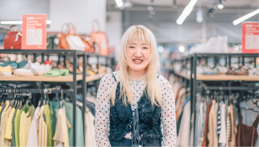 本部店鋪營運部經理 沈 Betty 在賣場的照片