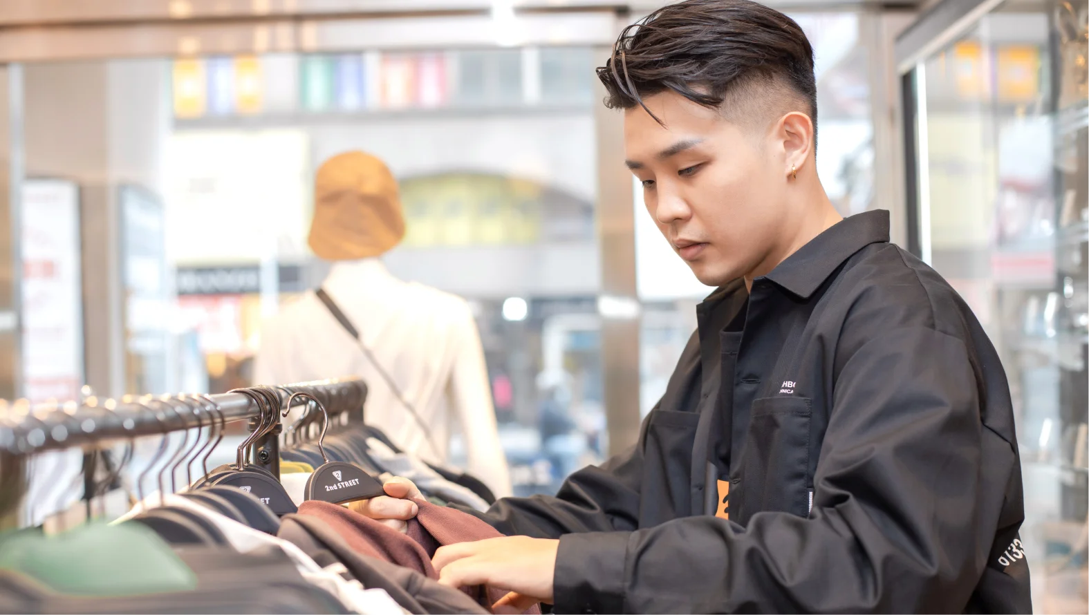 黃 Aaren 在 2nd STREET 賣場整理商品的照片