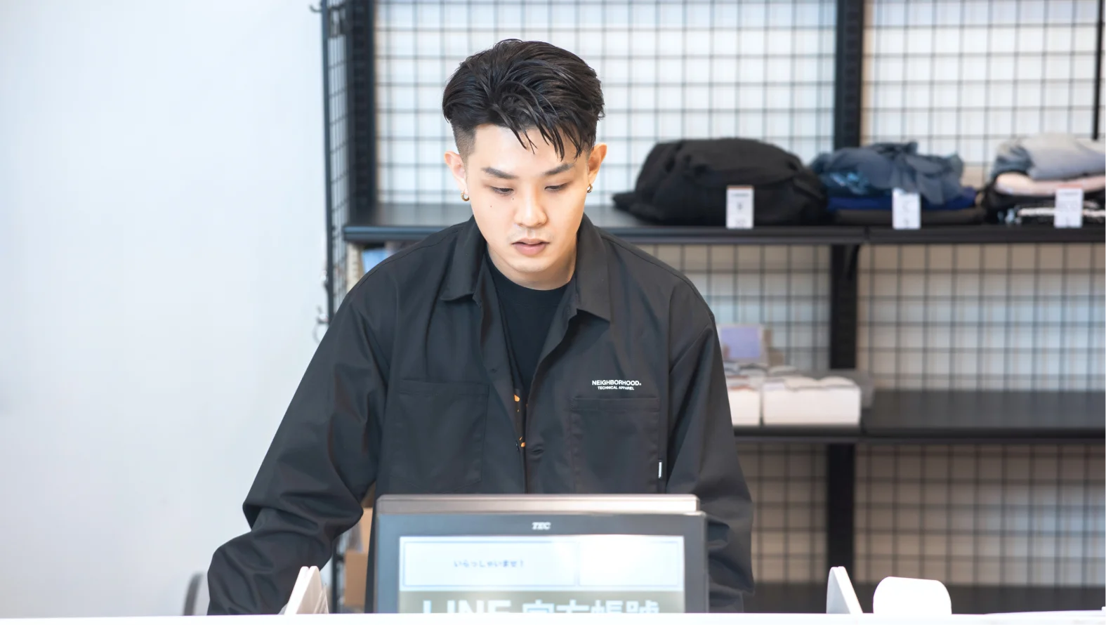 黃 Aaren 在賣場櫃台工作的照片