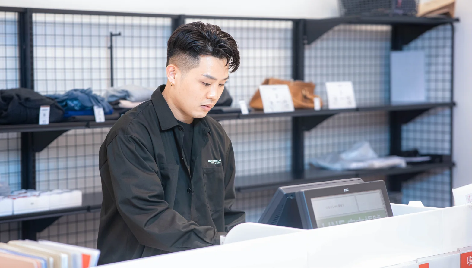 黃 Aaren 在賣場處理業務的照片