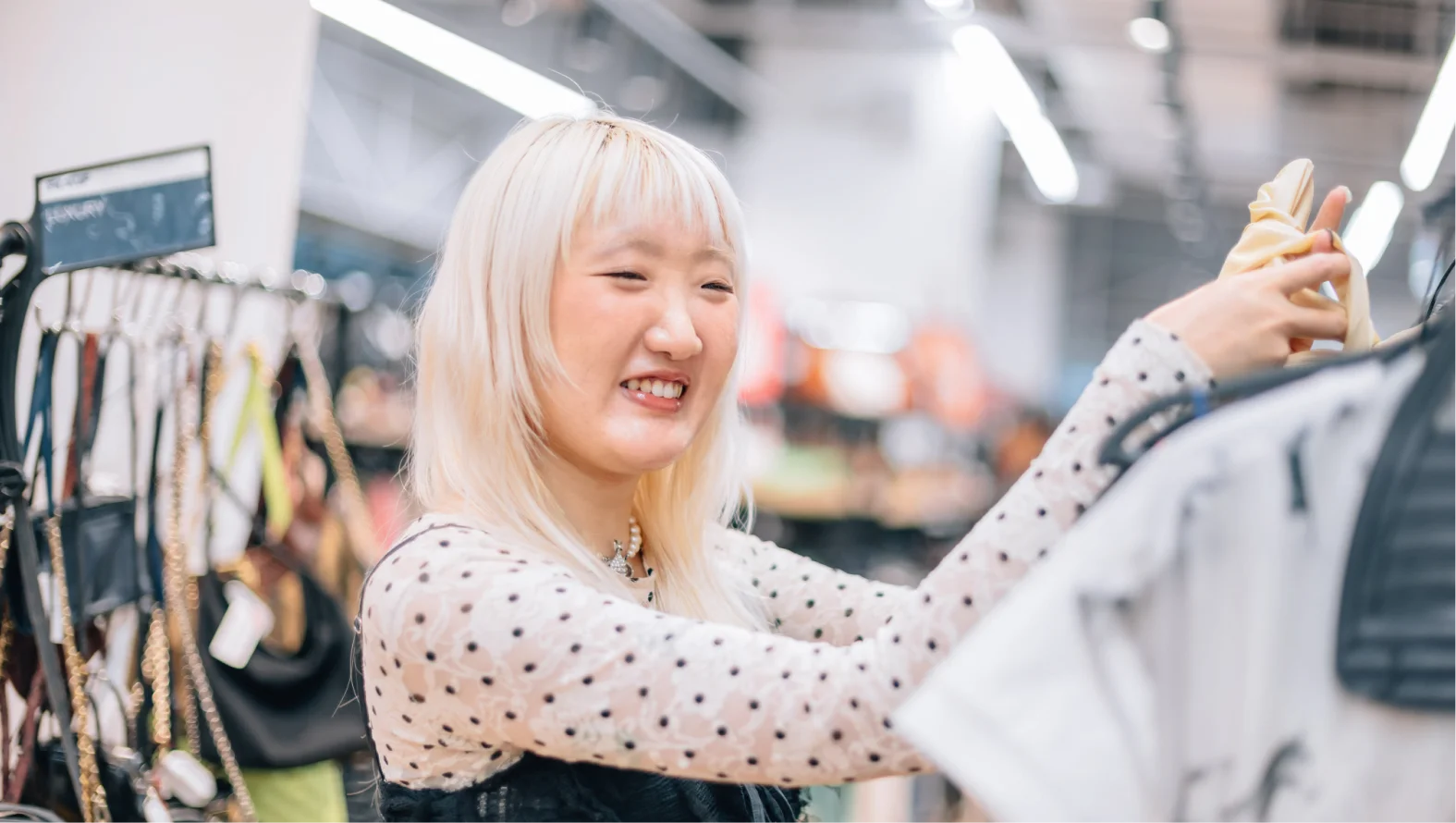 沈 Betty 在賣場整理商品時展露笑容的照片