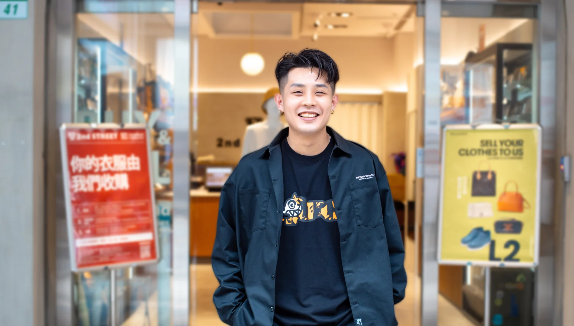 香港事業部 區經理 黃 Aaren 在 2nd STREET 賣場的照片