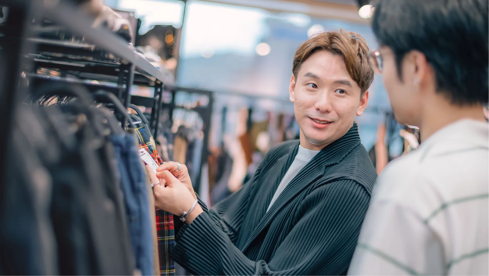 方 Sam 在賣場向顧客介紹商品的照片